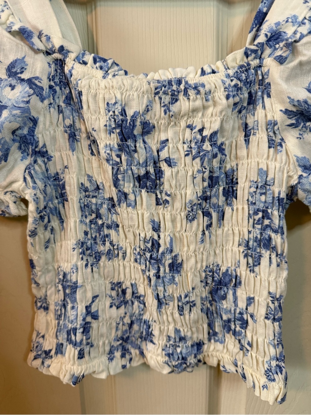 Monteau Ruched White Crop Top with Blue Floral Print Puff Sleeve Size Medium NEW - Picture 2 of 8